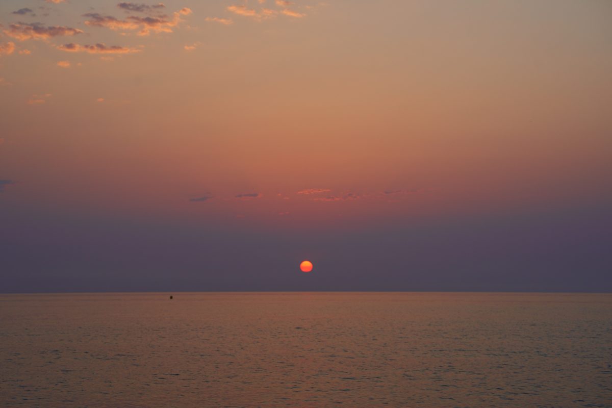 Sol en el horizonte marino