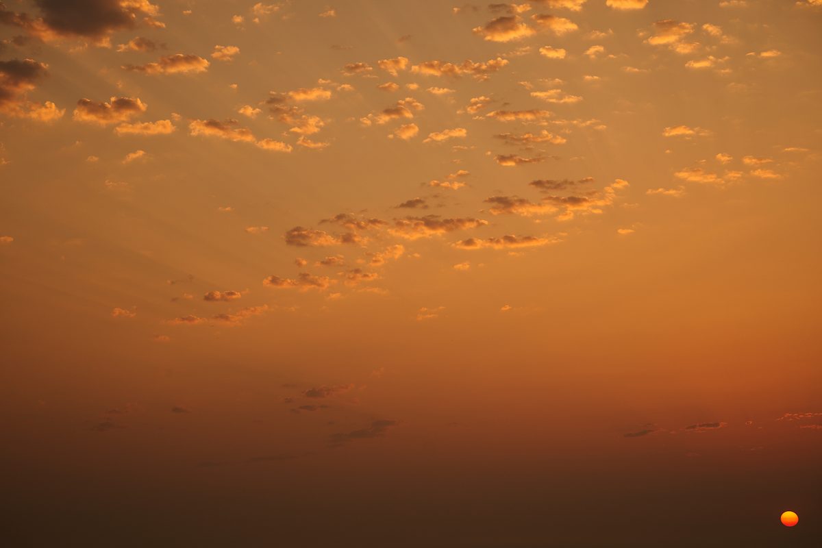 Cielo naranja nubes