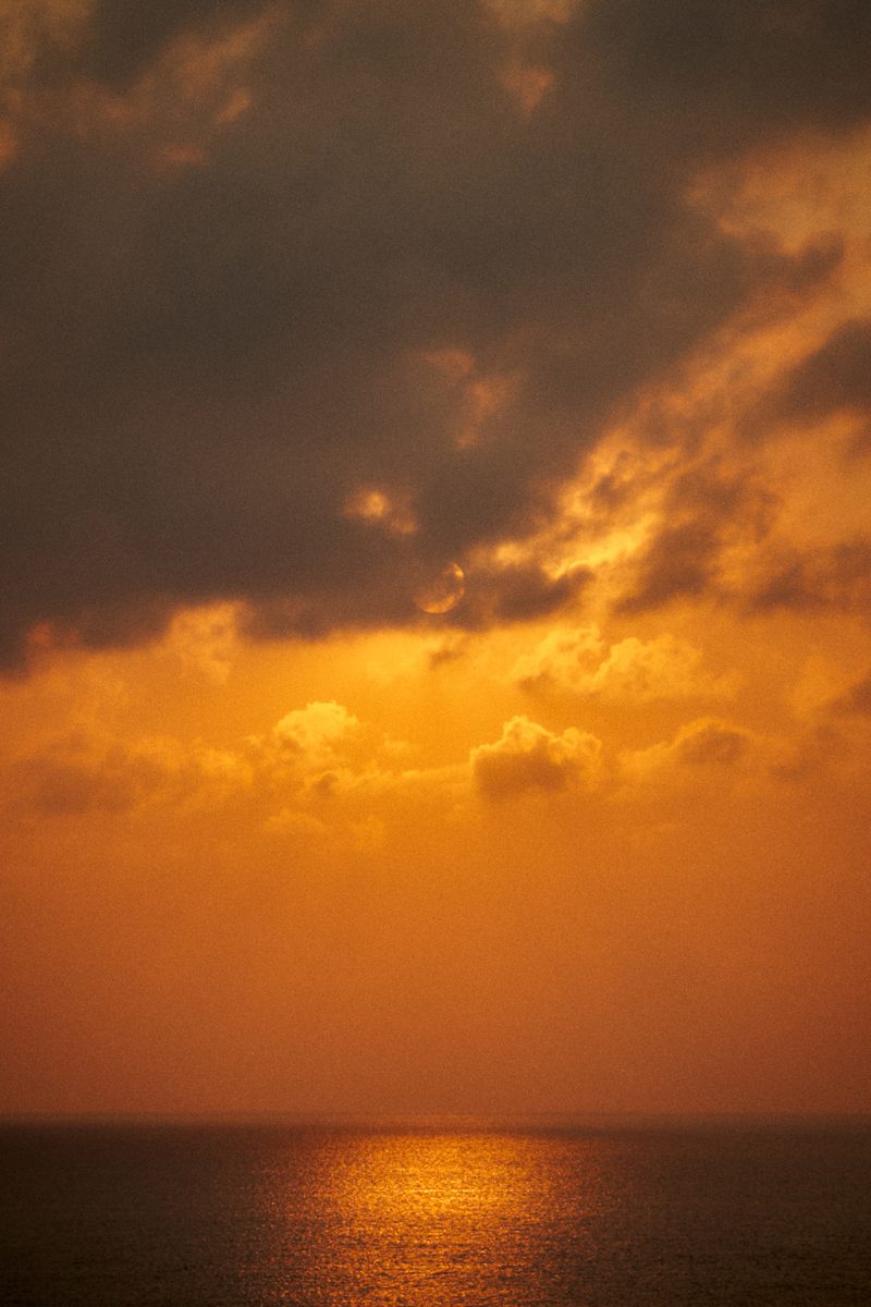 Atardecer dramático nublado